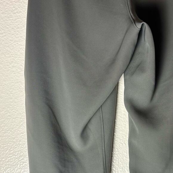 Lululemon On the Fly Crop *Woven 23" In Carbon Dust
Women's size 6 relaxed fit - Picture 9 of 16